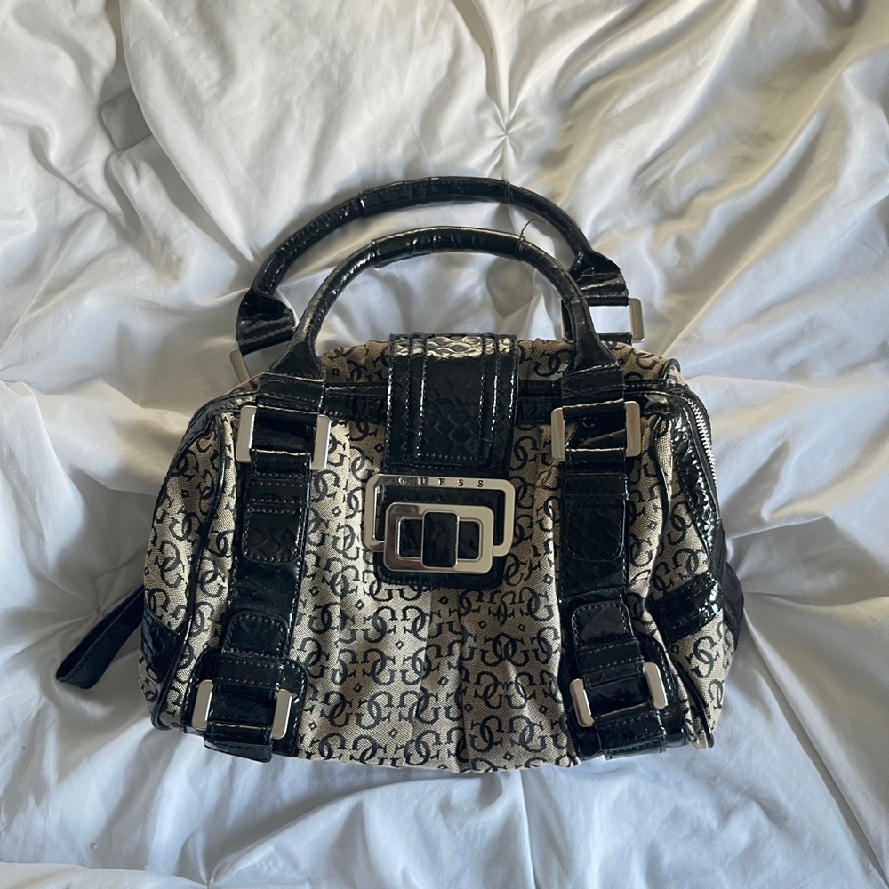 Vintage GUESS Black and Cream Women's HandBag 👜💕